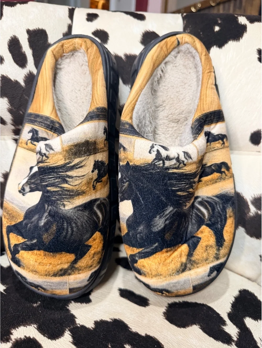 Comfortable Horse Print Slip-On Slippers with Cushioned Sole